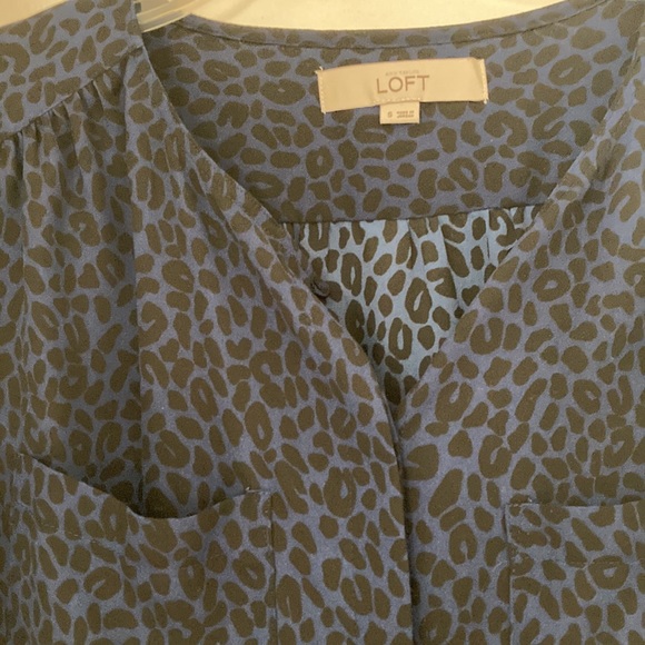 Ann Taylor LOFT Animal Print Buttoned Blouse Size Small EUC Like New - Picture 2 of 5